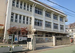 【神戸市灘区城内通のマンションの小学校】