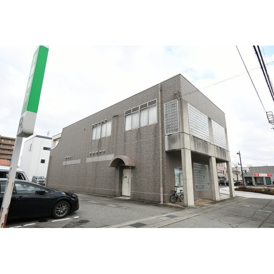 銀行　北國銀行富山支店（銀行）まで552m