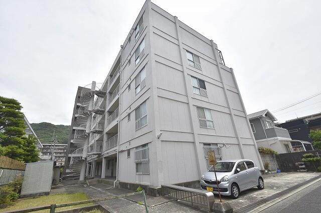 広島市東区戸坂山根のマンションの建物外観