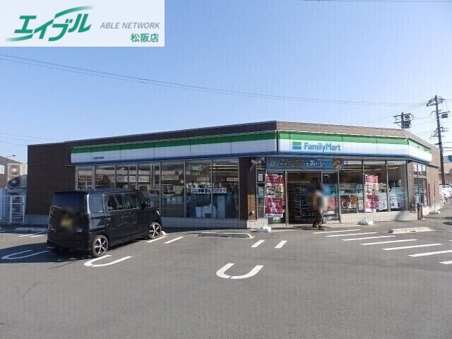コンビニ　ファミリーマート松阪駅部田店（コンビニ）まで943m