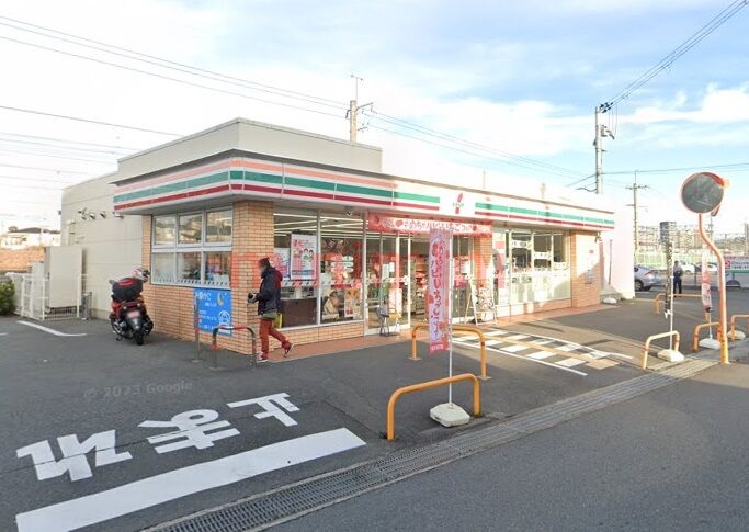 コンビニ　セブンイレブン摂津千里丘4丁目店（コンビニ）まで384m