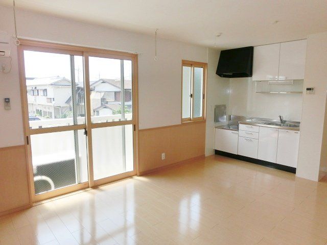 居室・リビング　明るいリビングルーム。