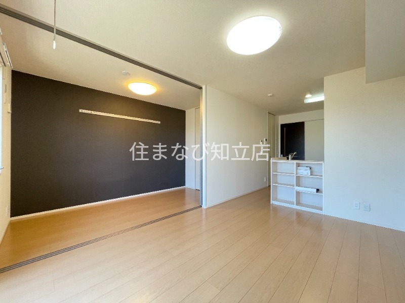 居室・リビング　同型別部屋写真（反転）