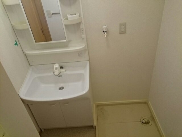 洗面設備　ゆったりとスペースのある洗面所