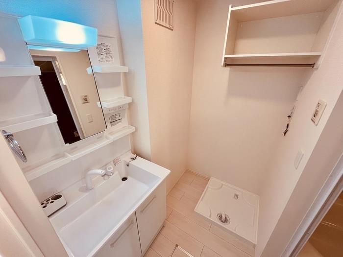洗面設備　別のお部屋の写真となりますので現況優先となります。