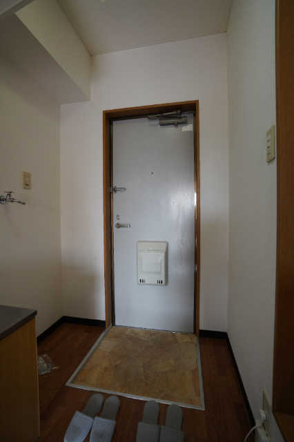 玄関　同じ建物の別のお部屋