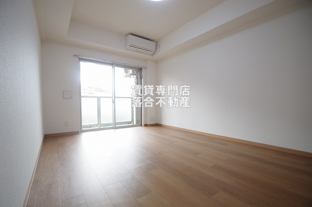 居室・リビング　落ち着いた色調のお部屋♪