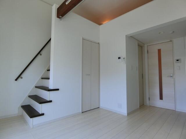 居室・リビング　白が基調の明るい室内！