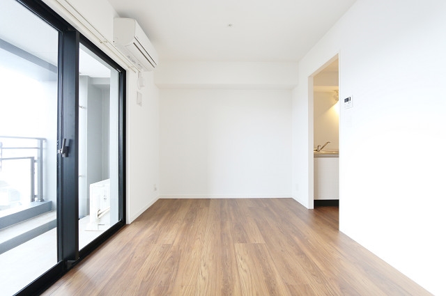 居室・リビング　南東向きの窓からは光が差し込みます