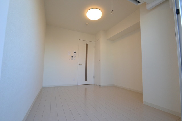 居室・リビング　ホワイト基調の明るい洋室（リモコン付ＬＥＤ照明器具実装）