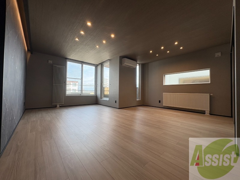 居室・リビング　木目のフローリングは落ち着きのある印象のお部屋になりますね。