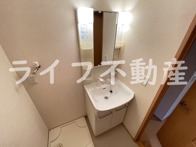 洗面設備　独立洗面台、小物を置くことができて便利です