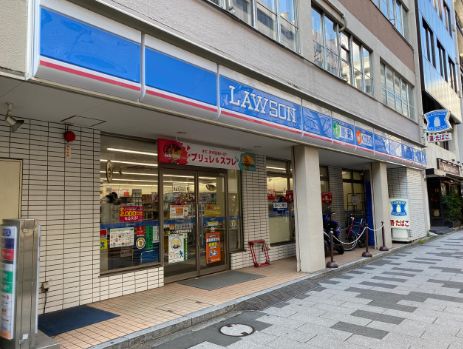 コンビニ　ローソン新宿御苑駅前店（コンビニ）まで193m