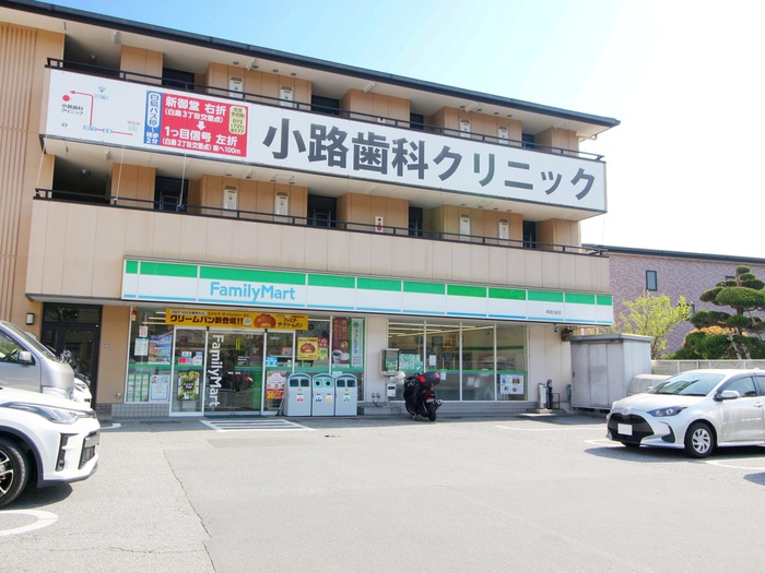 コンビニ　ファミリーマート箕面白島店（コンビニ）まで637m