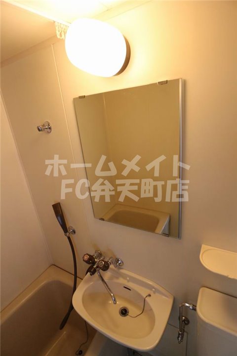 洗面設備　明るい洗面所です