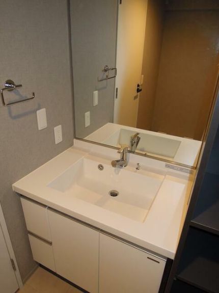 洗面設備　独立洗面化粧台が付いています