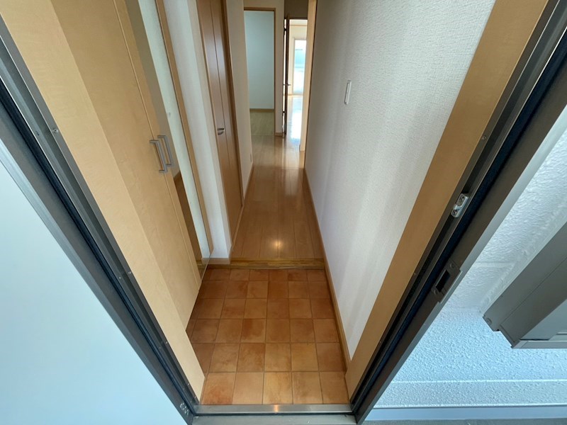 玄関　※201号室の写真です。