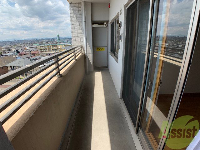 バルコニー　バルコニーです。洗濯物が干せるスペースがありそうです。