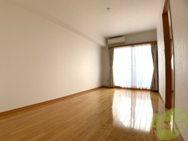 居室・リビング　こちらは１０．５帖の洋室です。広々として、きれいですね。