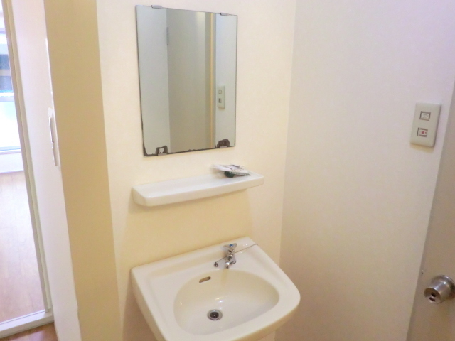 洗面設備　独立洗面台はレトロで簡素な雰囲気です