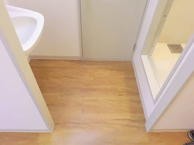 その他設備　コンパクトですが洗面脱衣スペースです。