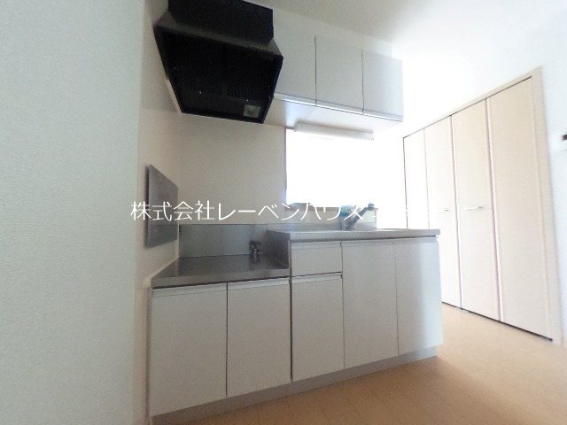 キッチン　反転間取りの別部屋参考写真です