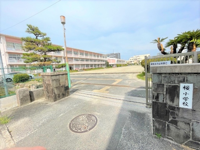 小学校　弥富市立桜小学校（小学校）まで408m