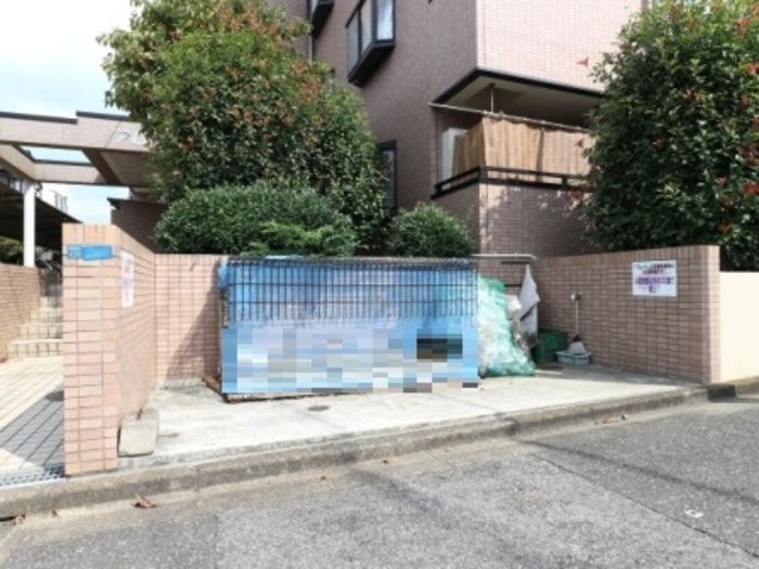 駐車場　敷地内ゴミ置場