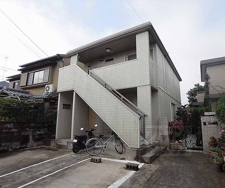 建物外観　総戸数２戸という独立性の高いハイツ