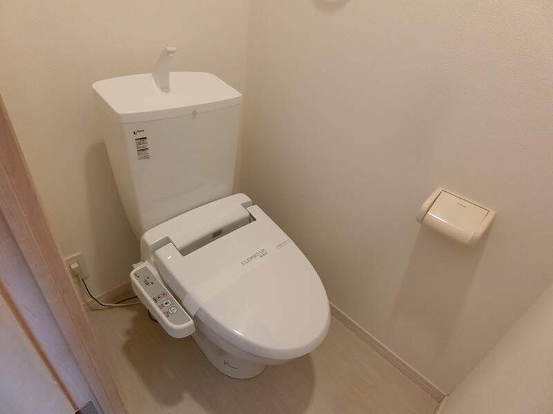 トイレ　嬉しい温水洗浄便座完備です。
