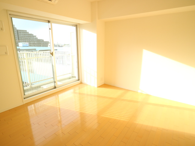 居室・リビング　内装カラーは部屋によって異なりますので現地にて確認下さい。※
