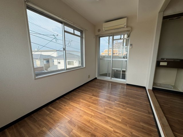 居室・リビング　明るいですね。