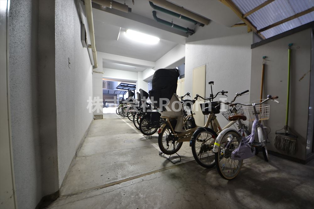 その他共有部分　自転車置き場 落ち着いた雰囲気の外観です