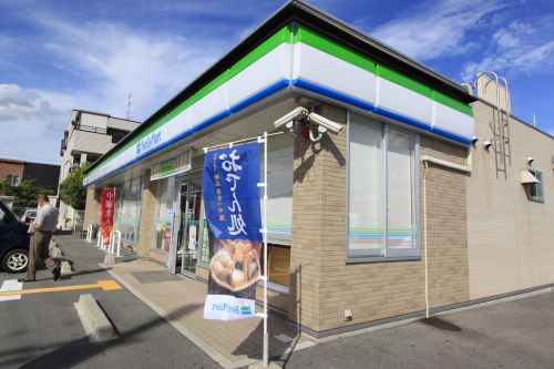 コンビニ　ファミリーマート香芝真美ヶ丘二丁目店（コンビニ）まで253m