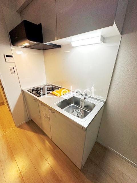 キッチン　２口システムキッチン付き。調理スペースあって料理も楽々♪