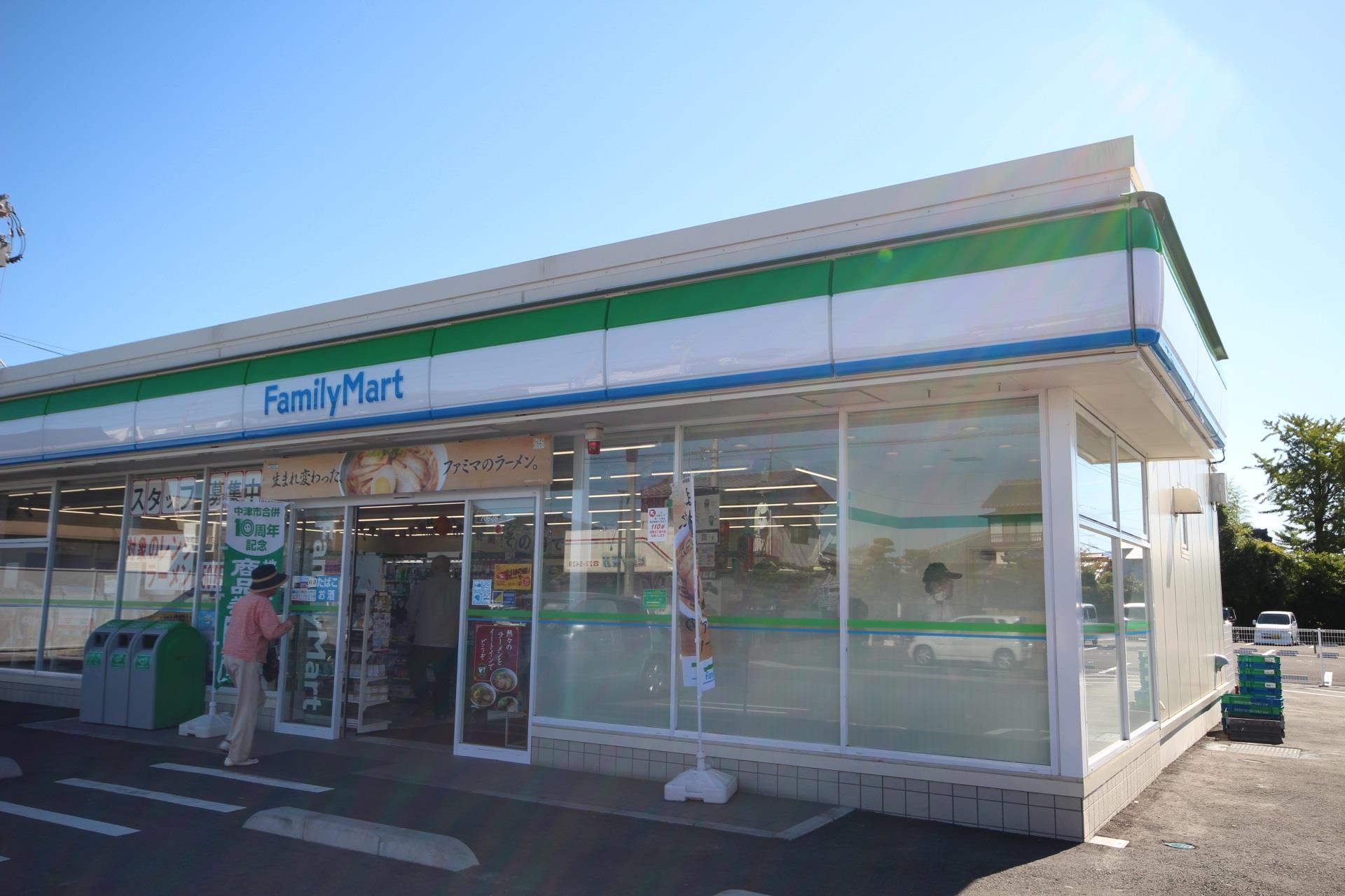 コンビニ　ファミリーマート（コンビニ）まで950m