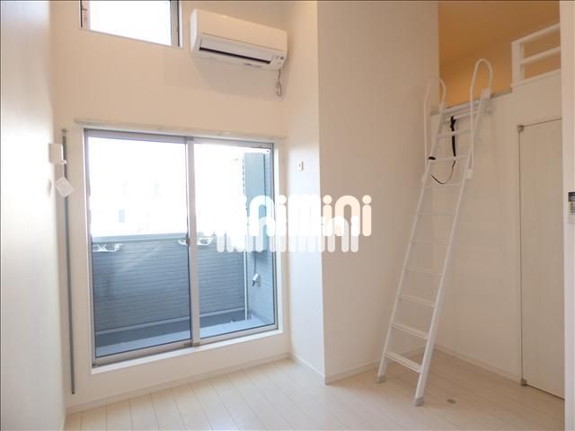 居室・リビング　天井が高く開放的なお部屋です