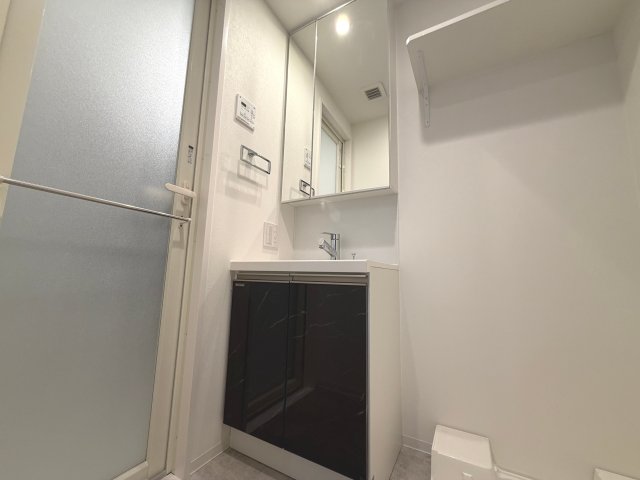 洗面設備　【忙しい朝に快適な独立洗面化粧台】広々使える洗面所。鏡裏収納