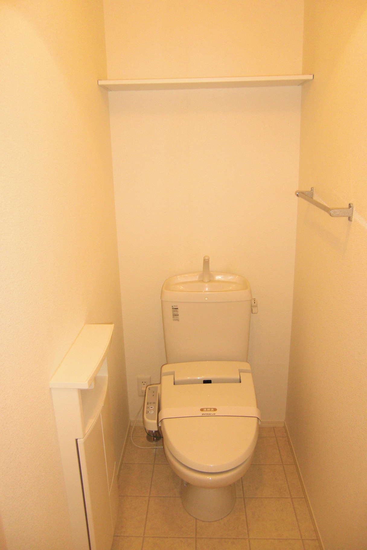 トイレ　ウォシュレット付きトイレ。後ろには便利な棚付き！