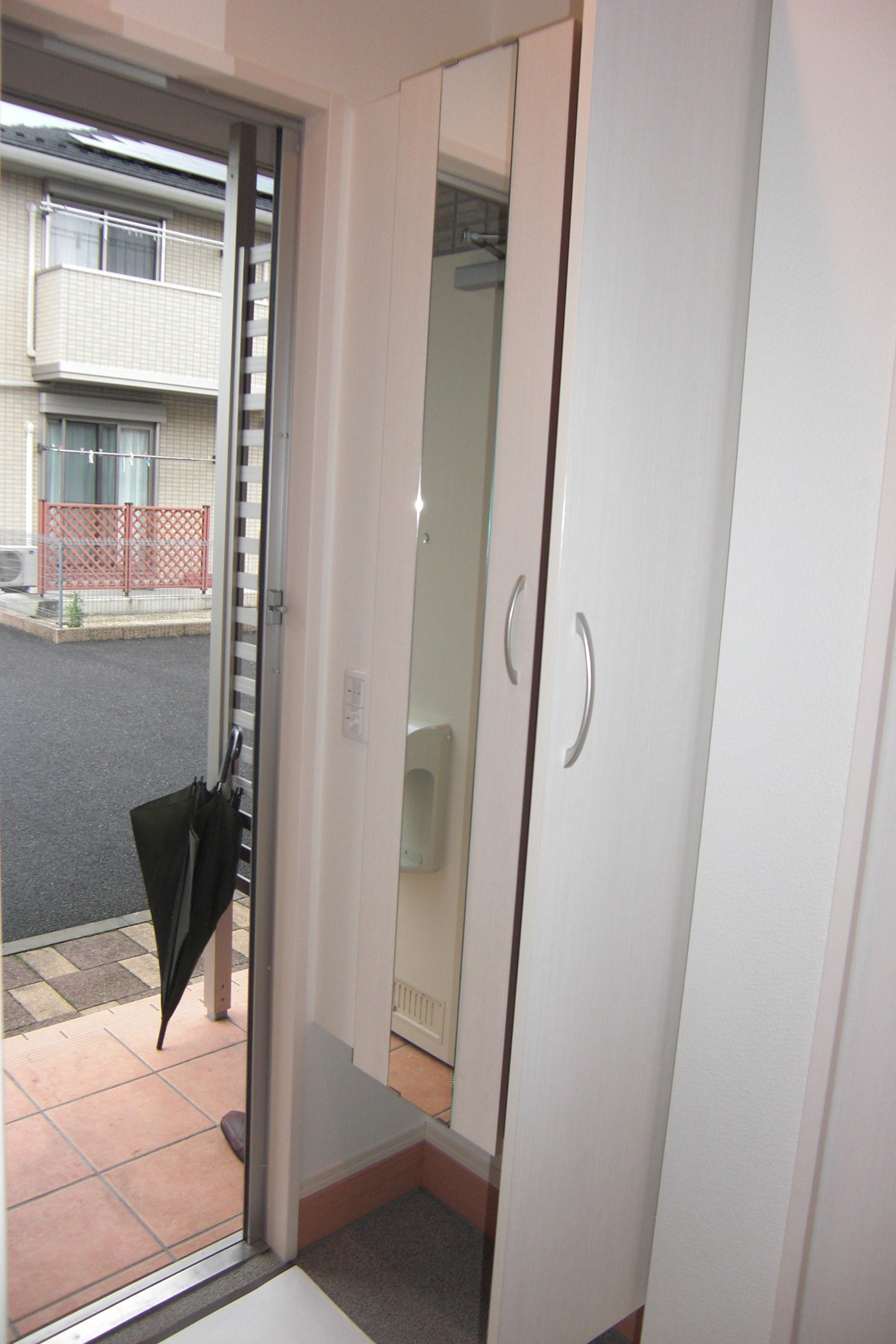 玄関　シューズボックス付き玄関です。鏡付き☆