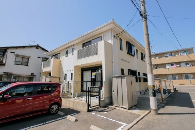 メゾンモンターニュC棟の建物外観