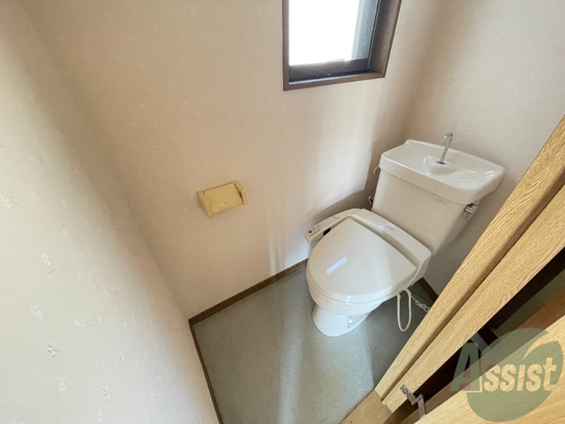 トイレ　温水洗浄便座なので快適に使用できそうですね。