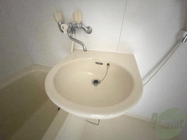洗面設備　洗面台はバスルームの横に付いていました。