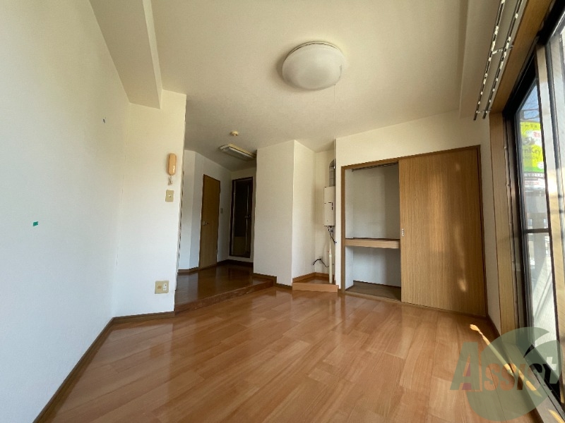 居室・リビング　こちらがリビングです。陽が入ってくるのがわかります。