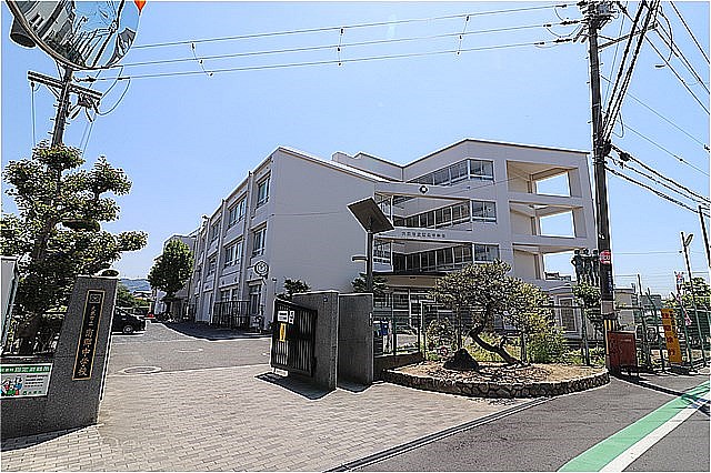 中学校　大東市立南郷中学校（中学校）まで866m