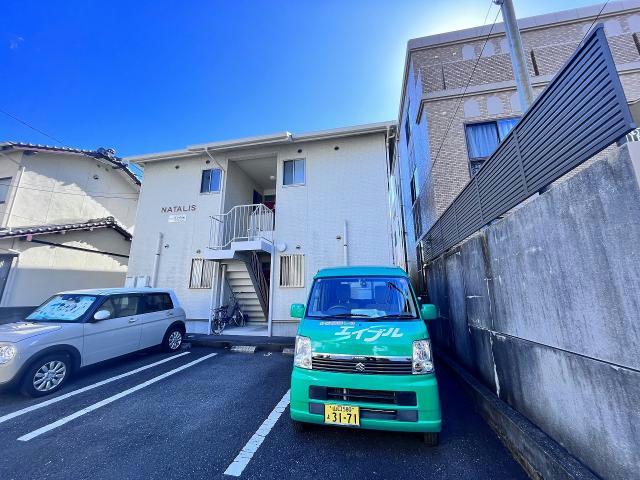 【岩国市門前町のアパートの駐車場】