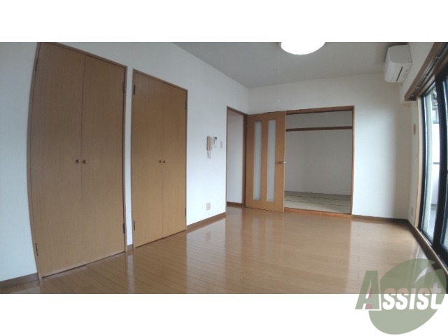 居室・リビング　陽当たりが良く、広々として過ごしやすそうです。