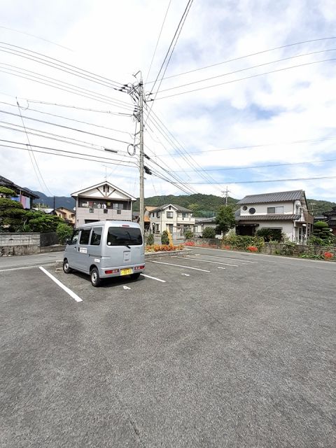 【岩国市玖珂町のアパートの駐車場】