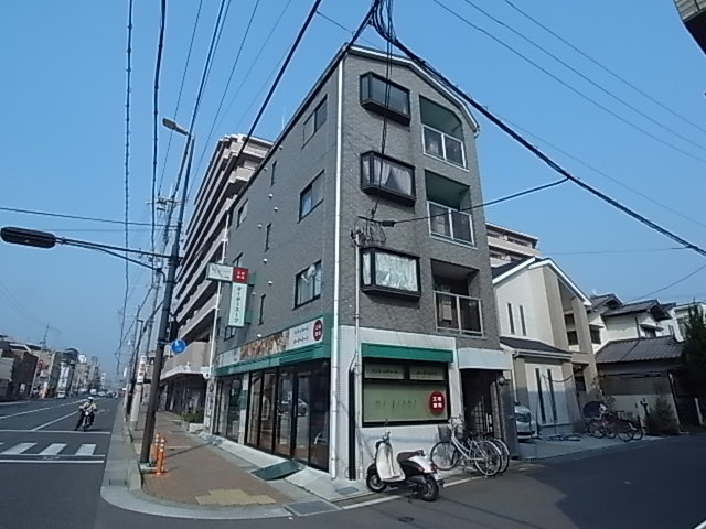 【伊丹市昆陽のマンションの建物外観】