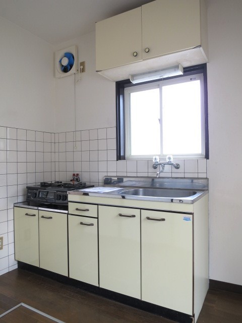 キッチン　２口ガスコンロ付きキッチン。窓もあります
